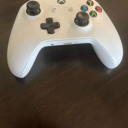 Xbox Controller Wireless And Works Amazingly Very Clean And Not Broken At All !