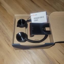 Voyager 4320 UC Headset & Charge Stand