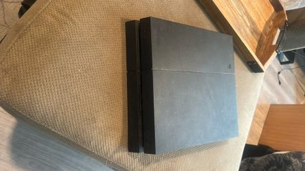 PlayStation 4 - 500 GB- 2 Controllers