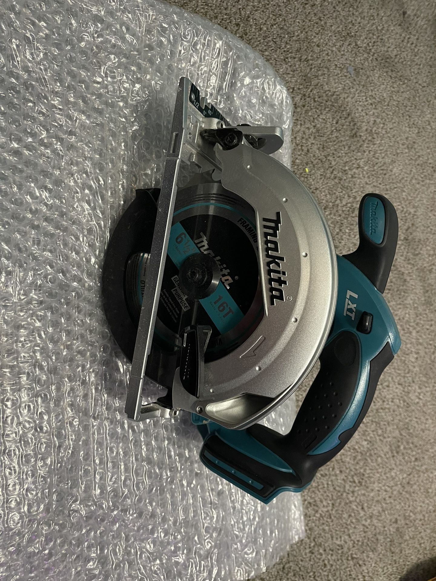 Makita 18V LXT Lithium-lon Cordless 6-1/2 in. Lightweight Circular Saw and General Purpose Blade