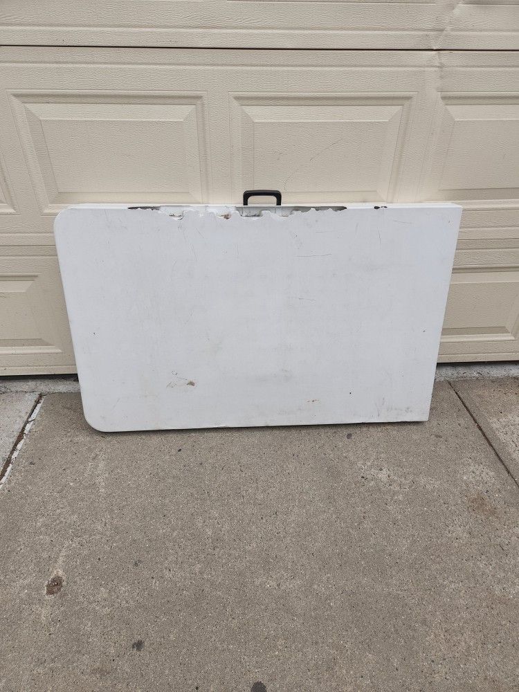 Folding Table Rubbermaid $20