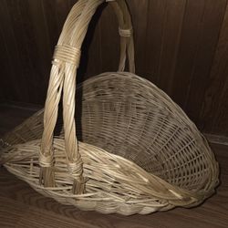 Wicker Gathering Basket with Handle 