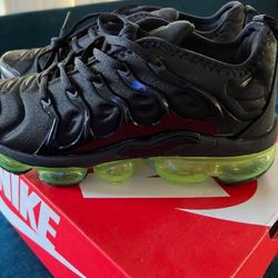 NIKE VAPOR MAX SIZE 7