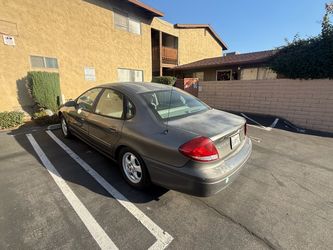 Ford Taurus 4-Door Sedan