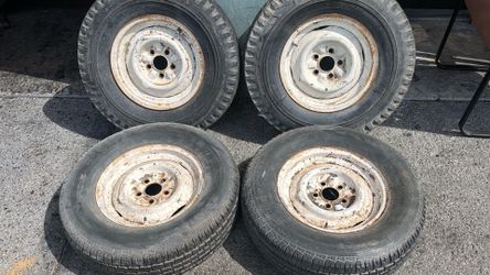 Cat Eye style Kelsey-Hayes Early 60s Ford 15x5 Inch Steelies With Old Tires 5 On 4.5 Lug pattern