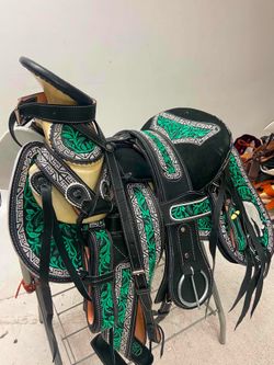 Montura charra bordada