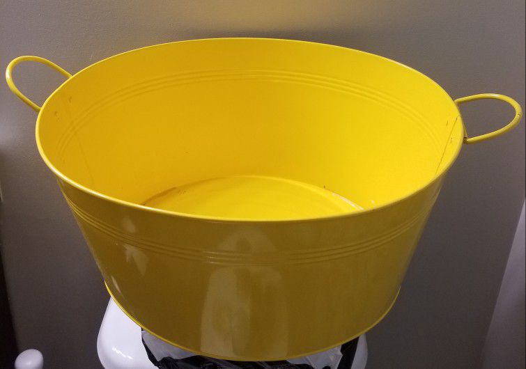 Summer Carnival Oval Sunshine Yellow Galvanized Enameled Tub W/Handles 