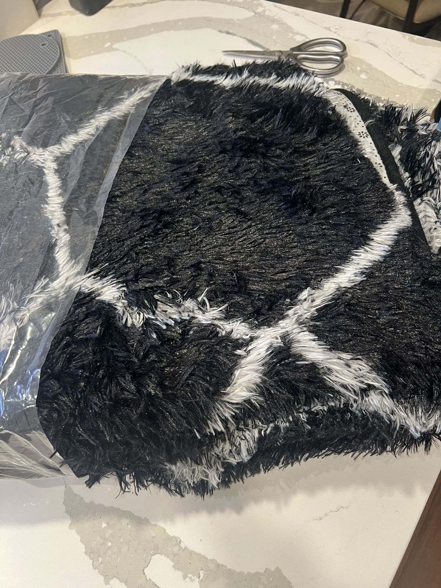 5x7 Area Rug- Fluffy Black & White