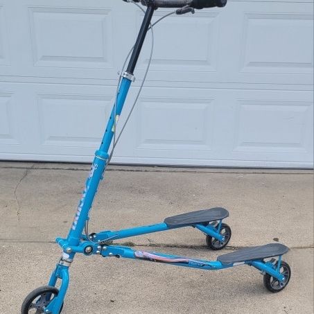 Trikke T67 Cs Carving Scooter With Brakes for Sale in Oak Lawn, IL