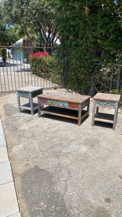 Beautiful leaving room table set two end tables with matching coffee table unique classic look style good condition comes with drawers