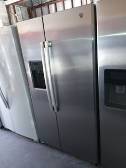 G/E Side By Side Refrigerator Stainless Steel Everything Works Good 👍