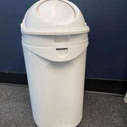 White Diaper Pail – Works Great – Uses Regular Trash Bags  Color: White 	•	Condition: Works great 	•	Convenience: Can use regular trash bags (no speci