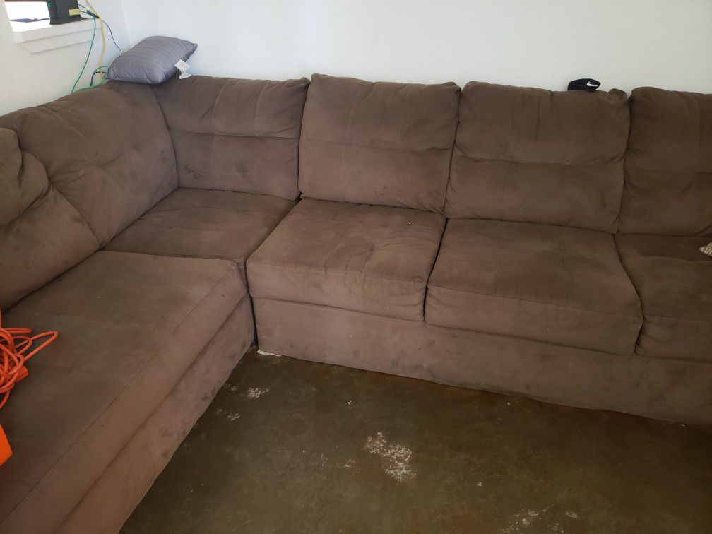 Sectional couchesh