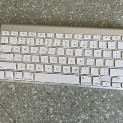  Apple Magic Keyboard Perfect Condition takes 2xAA Batteries