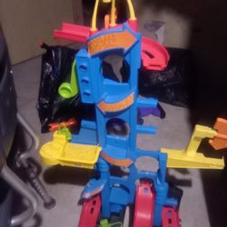 Boys Tower Hot Wheels Car Track. Makes nOISES