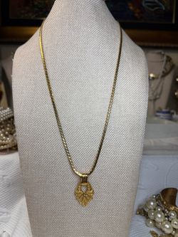 Vintage gold tone necklace