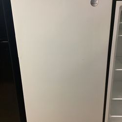 Whirlpool 31 Inches 16 cu.ft. Upright Freezer With LED Lighting 