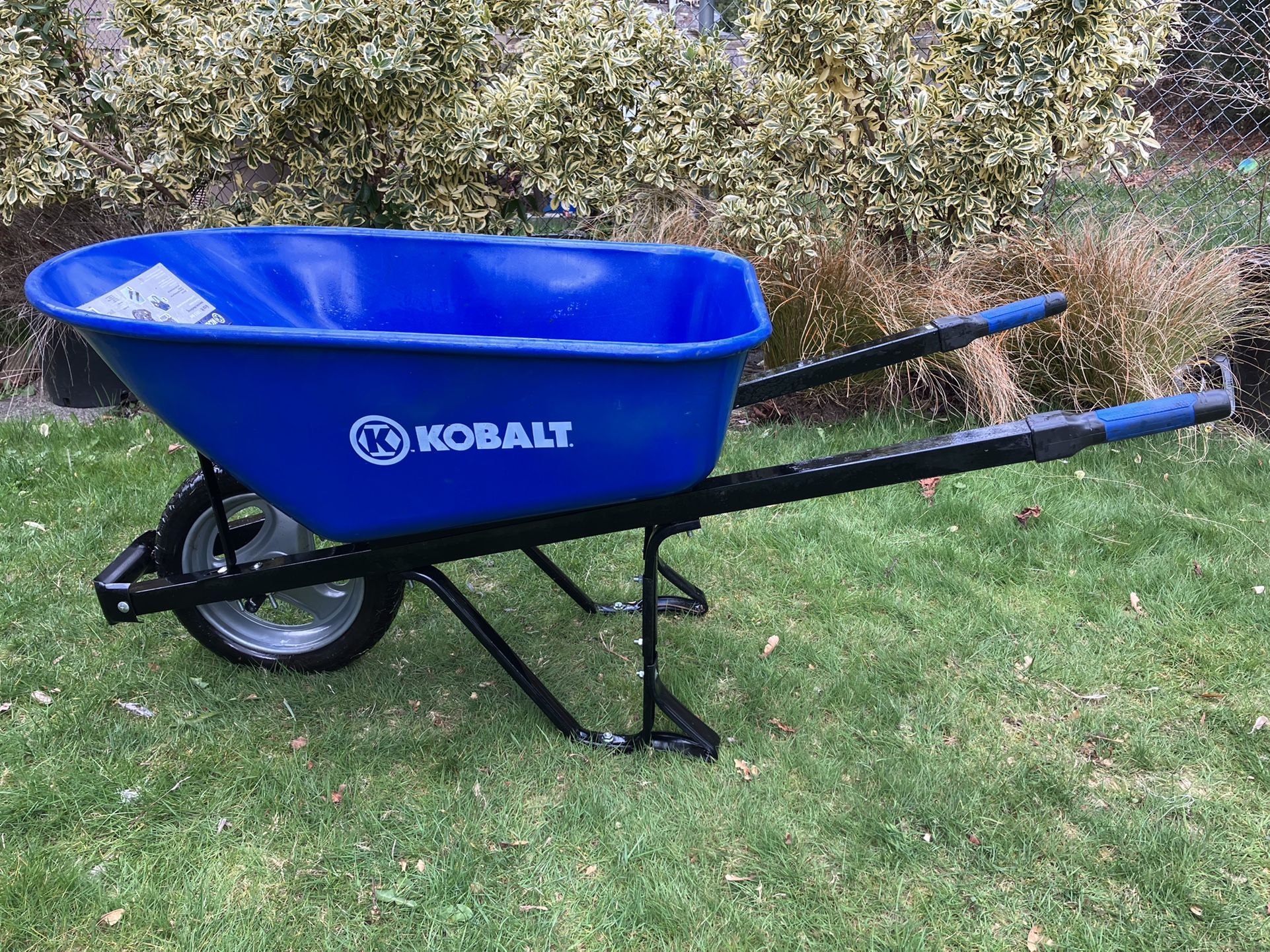 KOBALT 6-cu.ft. Steel Wheelbarrow with Flat-Free Tires