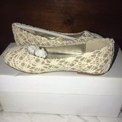 Girls Beige/Cream crochet Lace Flats with glitter