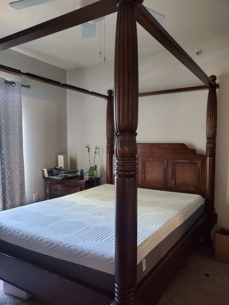 Four Poster Bed Frame With Mattress/Box Spring