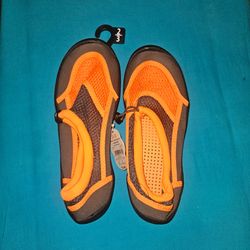 Youth water shoes size 2