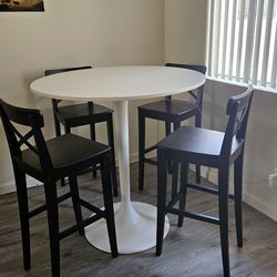 Circle Kitchen Table + 4 Chairs