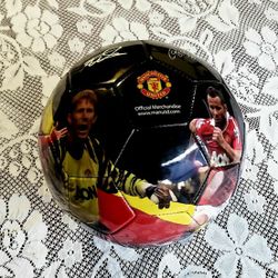 MANCHESTER UNITED 2011 LIMITED EDITION  SIGNED EDITION FOR COLLECTION SUPER RARE