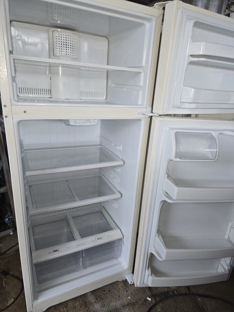 General Electric Fridge Apt Size 28 By 67 High
