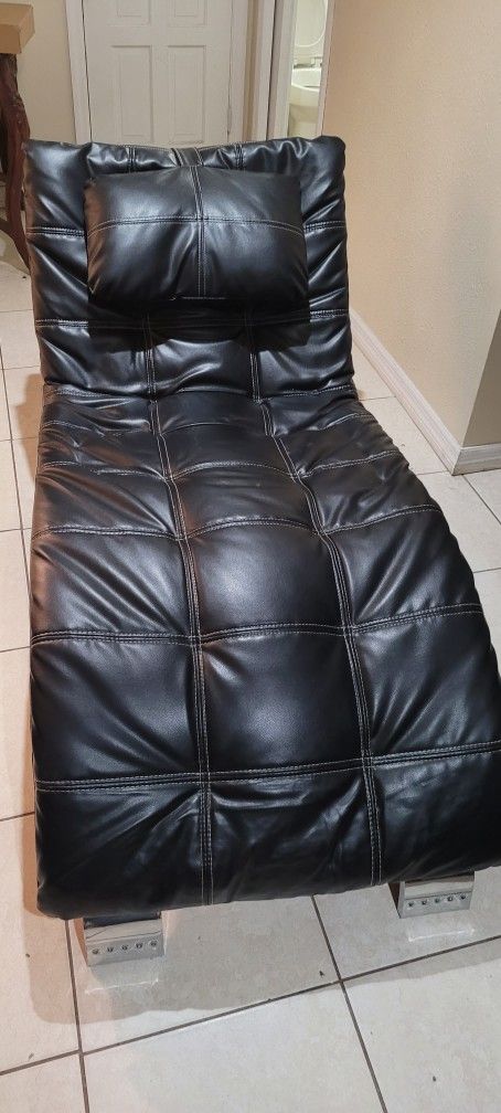 
Simple Relax Leatherette Upholstered
Chaise