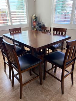 Dining table with 6 leather chairs