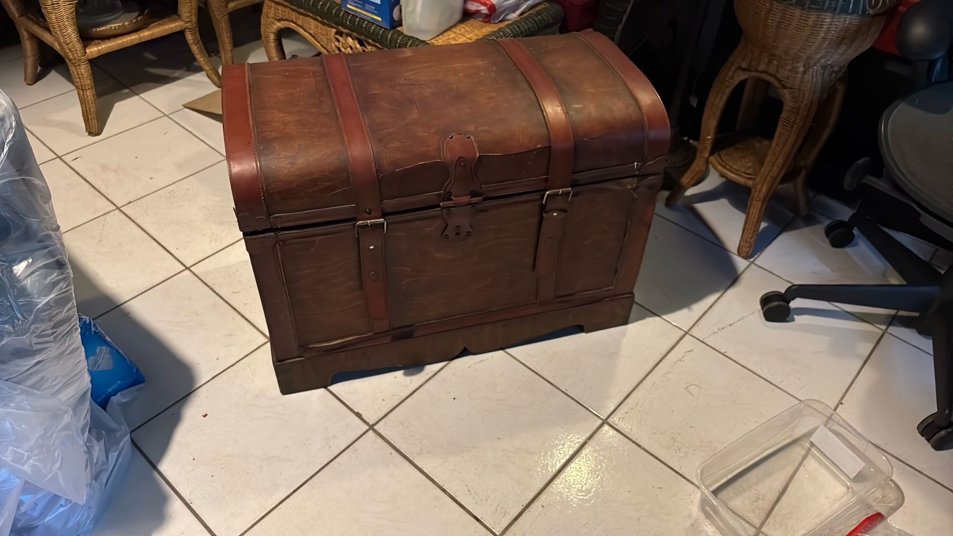 vintage Large Leather Chest Needs Work Make An Offer