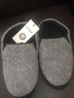 KIDS SLIPPERS $5 SIZE 2/3