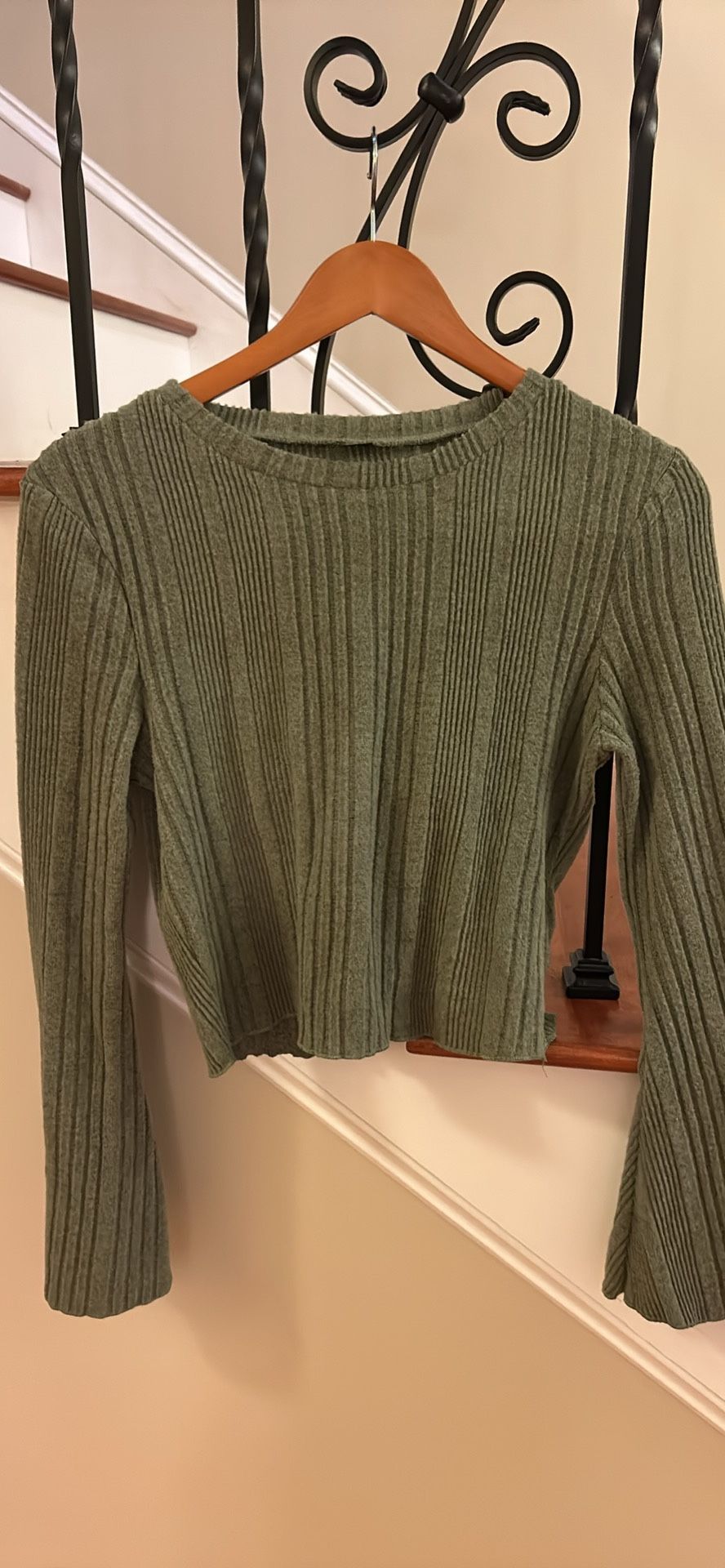 SHEIN Green Women’s  Sweater Crop Size Small Flare Sleeves  
