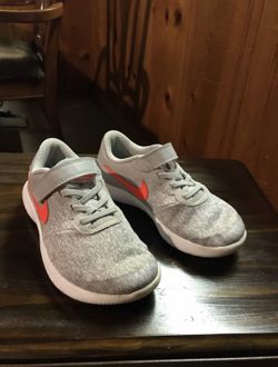 Tennis Nike for girl’s size 1. 1/2 Y