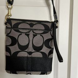 It’s Very Nice Coach Bag The Color Of Is Black And gray It’s Cross Body Bag 