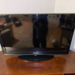 Samsung 32 inch 720p Flat Screen TV And Remote