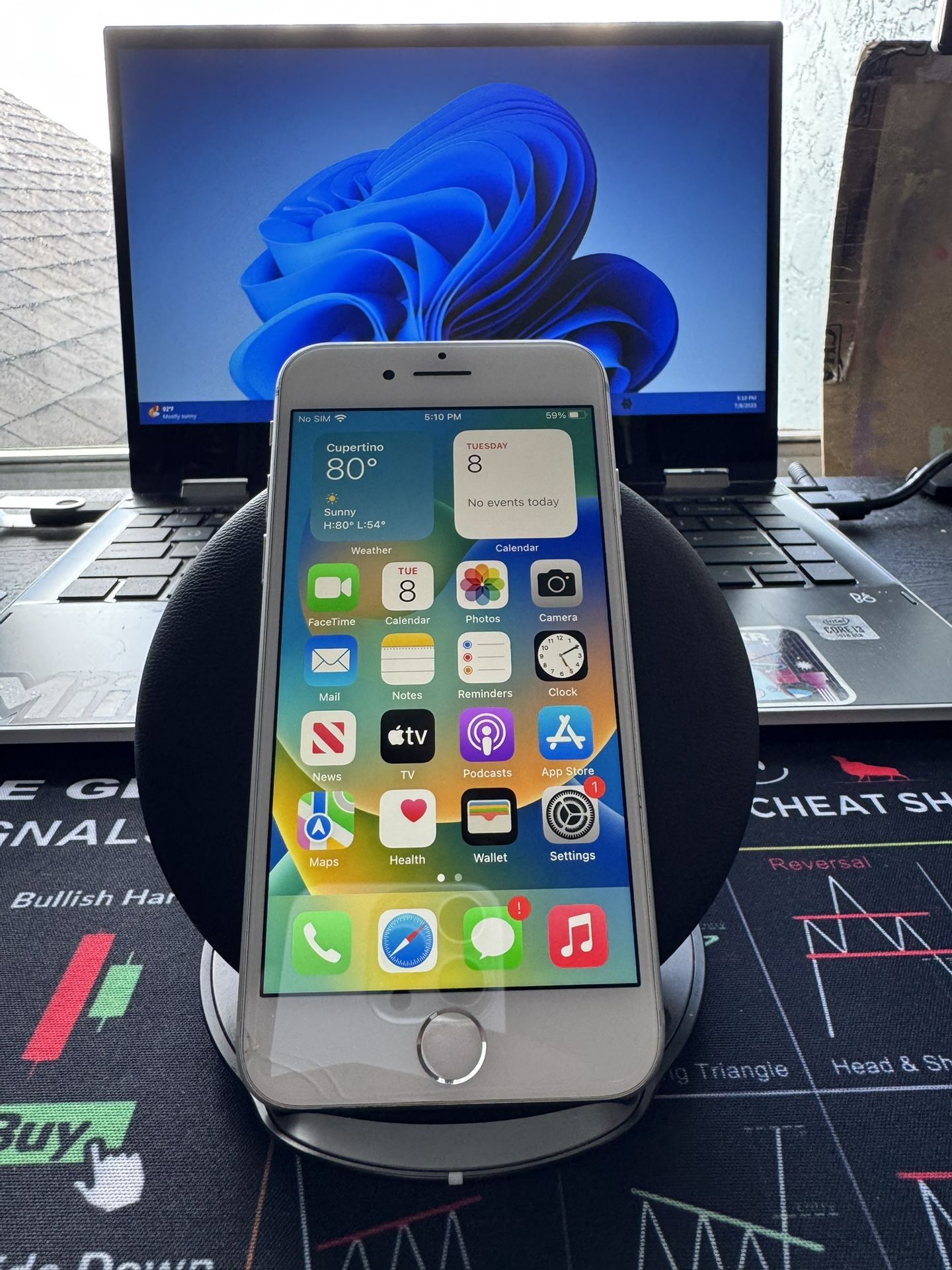 Apple iPhone 8 - 64GB - Silver (Unlocked) CRACKED SCREEN