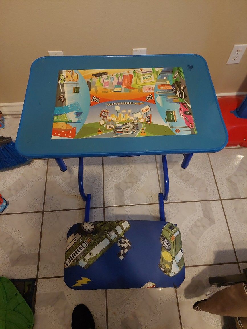 Mesita Con Asiento Incuido. El Asiento Se Dobla