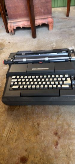 Olivetti Lexikon 83 DL Type Writer