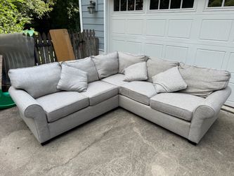 Gray Fabric L-Shaped Sectional Sofa with five Throw Pillows in Excellent Condition!!