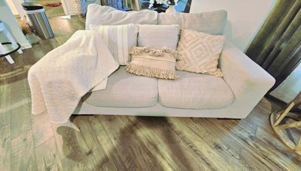 Maggie Loveseat