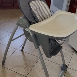 Clean & Sturdy High Chair – Ready for a New Home🥹