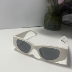 White Balenciaga Sunglasses SEND BEST OFFER PRICE FLEXIBLE 