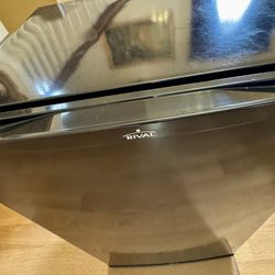 Rival Black Mini Fridge And Freezer 