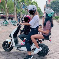 Niu electric scooter has 3 seats which came in handy picking up and dropping off small kids to nearby school. Front accessory seat is removable if u j