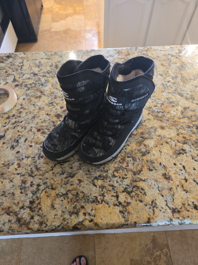 Boys Size 5 Snow Boots