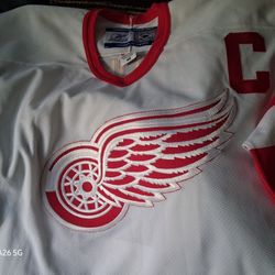 Yzerman 19 Autographed Jersey 