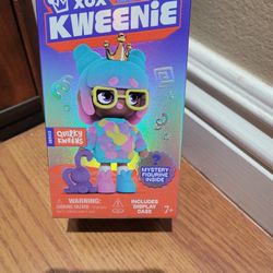 XOX KWEENIE! SERIES QUIRKY KWEENS! MYSTERY FIGURINE WITH DISPLAY CASE! BRAND NEW FACTORY SEALED! 