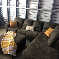 Sectional Sofa/ Couch (We Deliver) 
