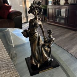 “Elegant Collection” - Resin Statue